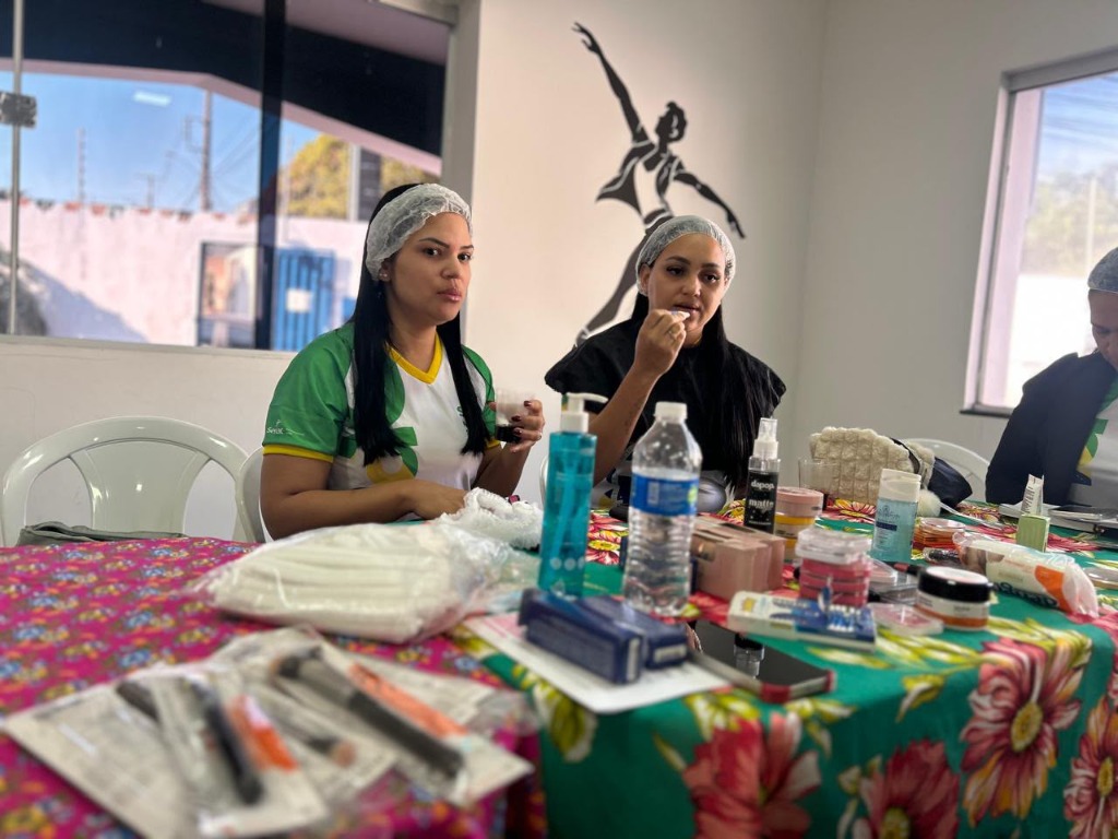 Alunas do curso de Maquiagem profissional no IAC em Cuiabá / MT