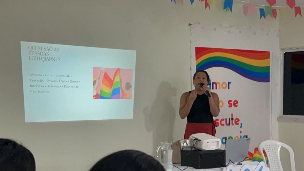Mabel Castro conduzindo palestra sobre respeito e diversidade no IAC