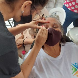 D. Maria Aparecida Maciel Rodrigues, 75 anos, fez designer de sobrancelha e limpeza de pele