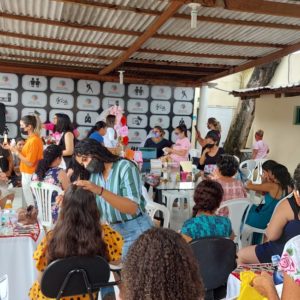 Mulheres de várias idades participaram de vários procedimentos de beleza