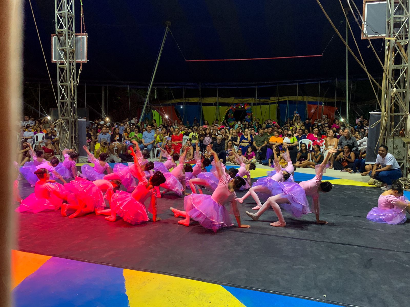 O Instituto de Arte e Cidadania do Ceará – IAC  apresenta  o espetáculo musical: No Picadeiro!