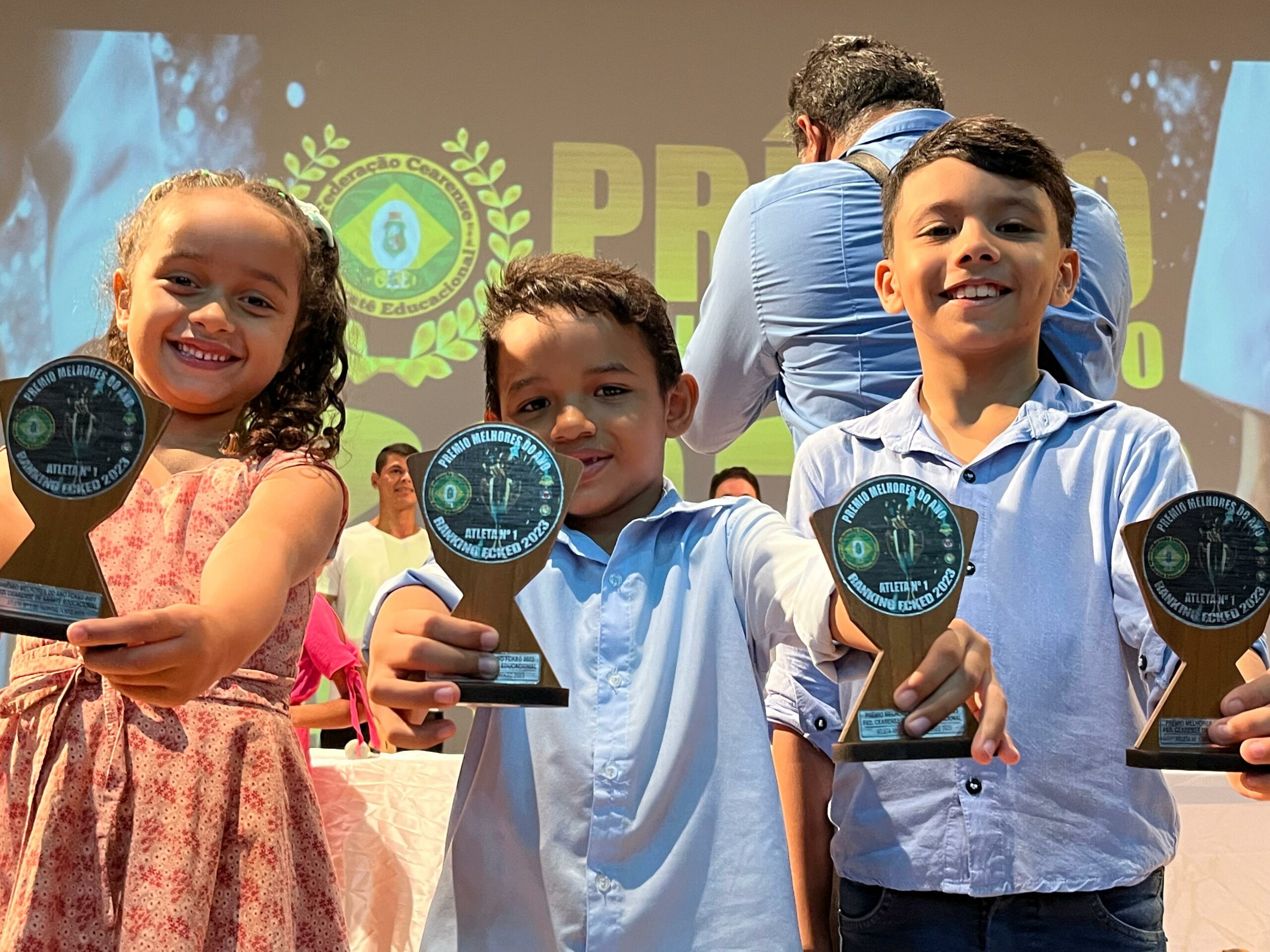Alunos de Karatê do IAC-CE brilham no Teatro do CUCA ao receberem prêmio de Melhores Atletas do Ceará