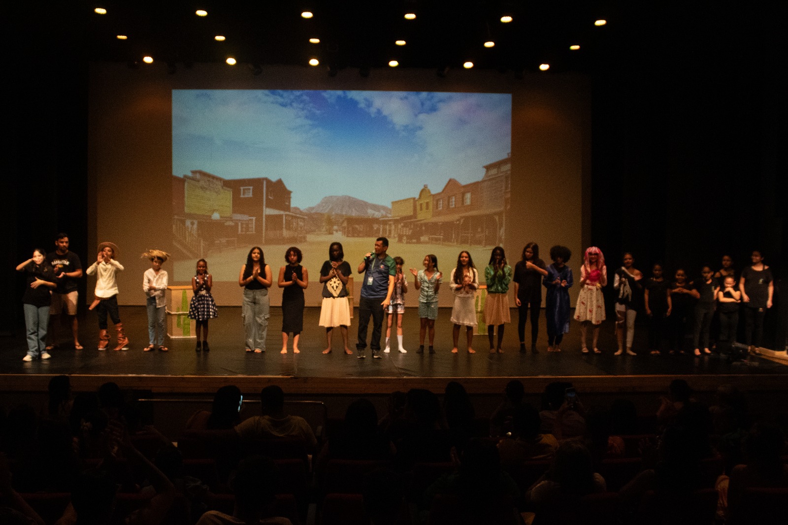 Projeto Palco Criativo do IAC-CE encanta em espetáculo de encerramento no Cuca do Pici